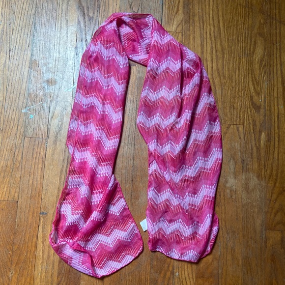 Four printed scarves! - Picture 3 of 8
